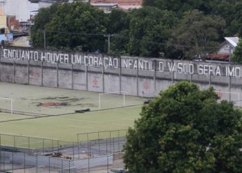 Mãe tenta convencer filho vascaíno a virar flamenguista e resposta da criança viraliza