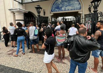 Torcedores sem ingresso protestam na porta de São Januário