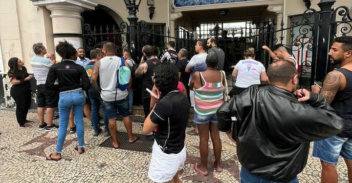 Torcedores sem ingresso protestam na porta de São Januário