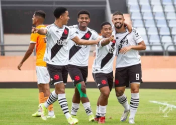 Vasco sobe dois destaques da base para o profissional