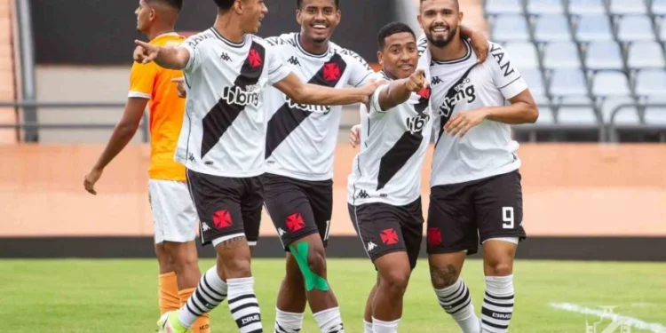 Vasco sobe dois destaques da base para o profissional