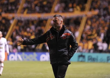 Técnico do Ituano afirma que jogadores secaram o Vasco contra o Sampaio