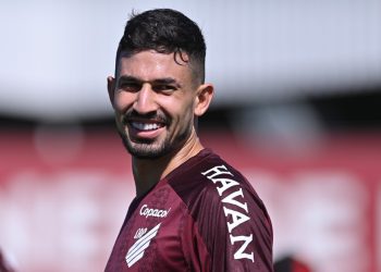 Vasco monitora situação de Pedro Henrique, zagueiro do Athletico-PR
