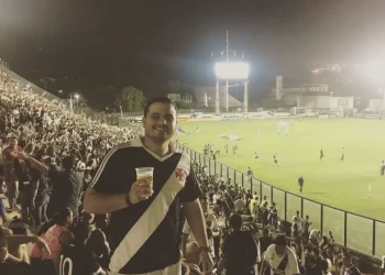 Vascaíno cumpre promessa e sobe escadaria de igreja de joelhos