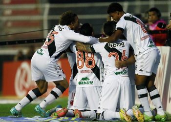 Delegação do Vasco detona Vampeta, Cicinho e Roger Flores