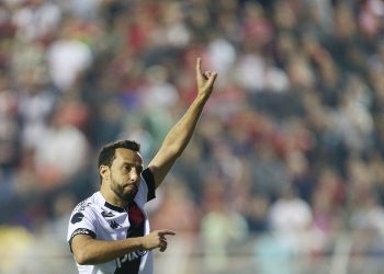 Nenê chora e cumpre promessa de acesso do Vasco: “Amo muito esse clube”