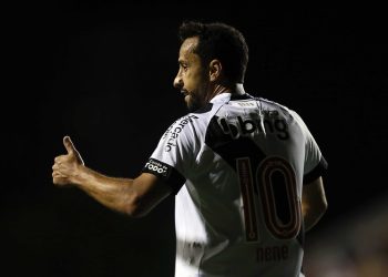Nenê é o 7º meia com mais gols na história vascaína