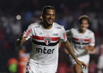 Vasco entra na briga com Atlético-MG e Fluminense e tem interesse em lateral do São Paulo