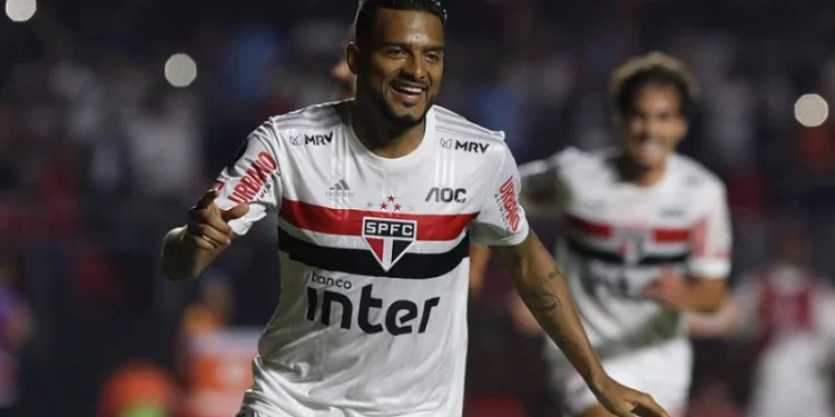 Vasco entra na briga com Atlético-MG e Fluminense e tem interesse em lateral do São Paulo