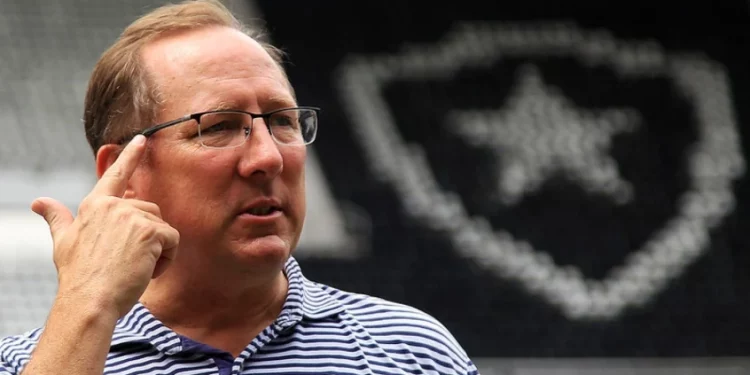 Botafogo atravessa o Vasco em negociação por jogador