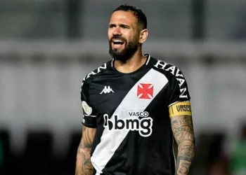 Leandro Castan se arrepende de ter voltado ao Brasil e se envolve em polêmica sobre o Vasco