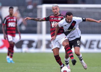 Maior rival do Flamengo, o Vasco acabou sendo lembrado pela torcida em desfile