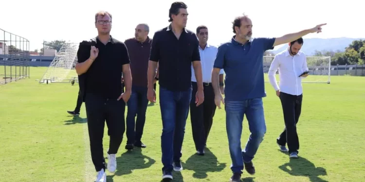 Vasco anuncia primeira barca com cinco jogadores