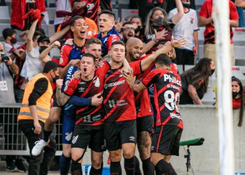 Vasco inicia conversas para contratar atacante do Athletico-PR