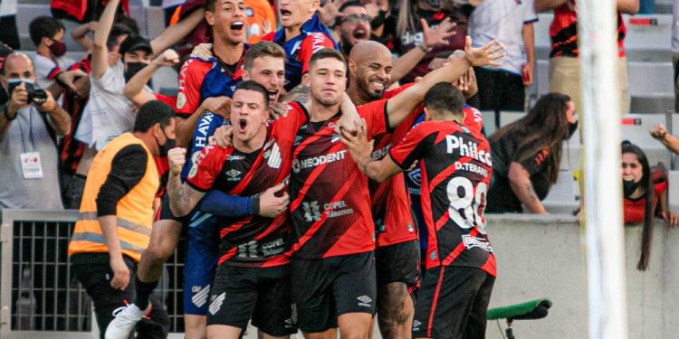 Vasco inicia conversas para contratar atacante do Athletico-PR