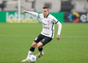 Vasco observa Lucas Piton, do Corinthians