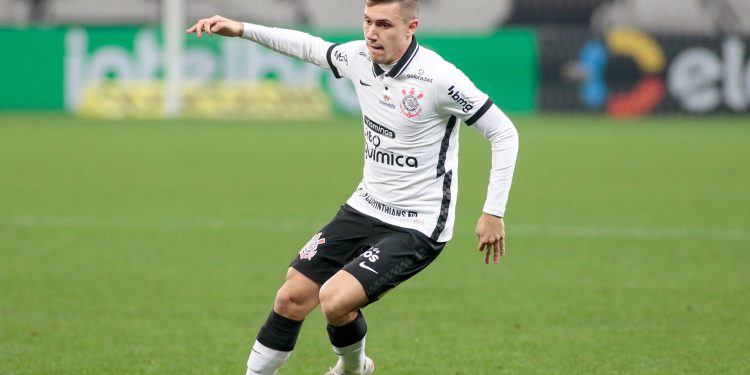 Vasco observa Lucas Piton, do Corinthians