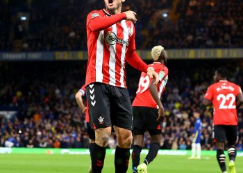 Vasco sonda zagueiro da Premier League