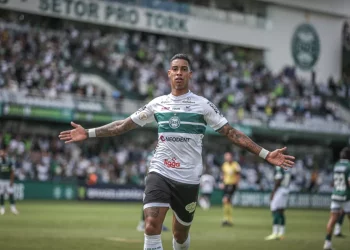 Vasco estaria interessado em destaque do Coritiba