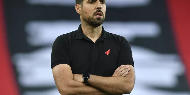 Conheça Antonio Oliveira, técnico no alvo do Vasco