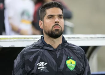 Especulado no Vasco, técnico Antônio Oliveira decidirá seu futuro nos próximos dias