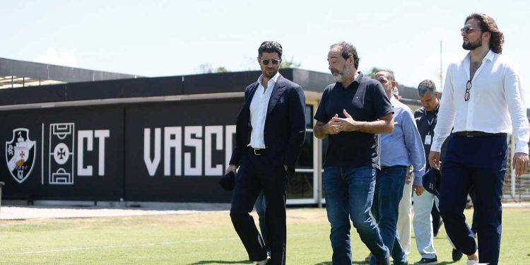 URGENTE! Atacante ignora Ronaldo e fecha com o Vasco