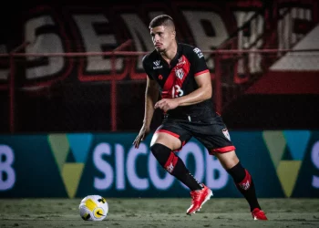 O Vasco da Gama segue de olho no mercado e observa atacante e zagueiro do Atlético-GO