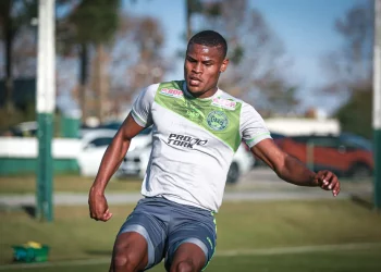 Vasco não dá mole e quer furar o olho do Coritiba por lateral