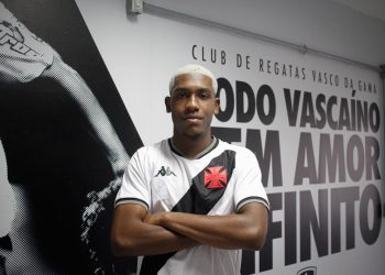 Joia Rayan faz promessa após assinar com o Vasco