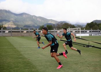 Com contrato curto e concorrência na posição, Paulo Victor tenta se encaixar no Vasco
