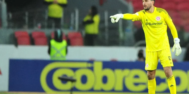 Alvo do Vasco Inter tenta manter o goleiro Keiller