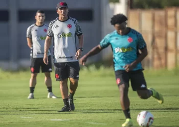Bangu contrata jogador do Vasco e fecha com dois ex-vascaínos