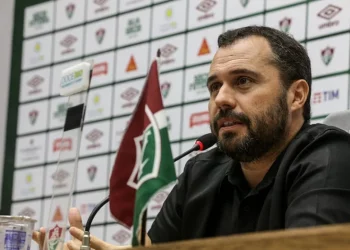 Fluminense tenta passar a perna no Vasco por mais um jogador