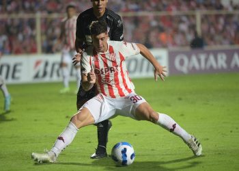 Jogador sondado no Vasco é considerado um dos volantes mais promissores do mundo