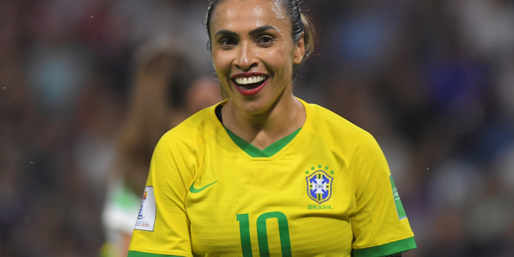 Marta posa com com camisa do Vasco e torcida vai ao delírio