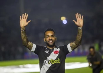 O diretor do Vasco da Gama, Paulo Bracks, explicou a situação do atacante Alex Teixeira