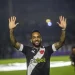 O diretor do Vasco da Gama, Paulo Bracks, explicou a situação do atacante Alex Teixeira