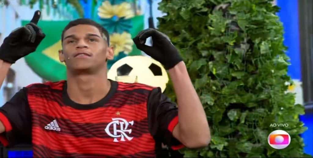 Torcedor do Vasco, Luva de Pedreiro gera polêmica ao aparecer com camisa do Flamengo