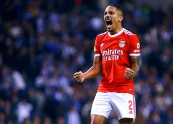 Vasco tenta contratar Gilberto, mas vê Atlético-MG avançar pelo lateral