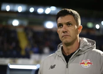 Vasco fecha com o primeiro treinador da era SAF