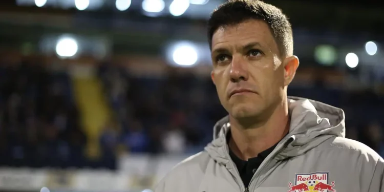 Vasco fecha com o primeiro treinador da era SAF