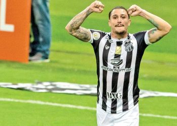 Com aval de Barbieri, Vasco tenta contratar o meia Vina