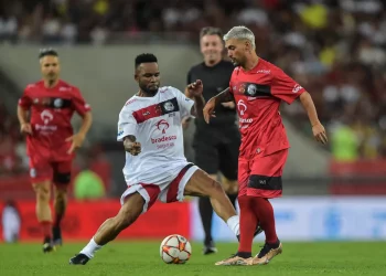 Ex-Vasco, Carlos Alberto alfineta Arrascaeta após receber caneta: "Quero ver ganhar Liga dos Campeões"