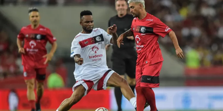 Ex-Vasco, Carlos Alberto alfineta Arrascaeta após receber caneta: "Quero ver ganhar Liga dos Campeões"