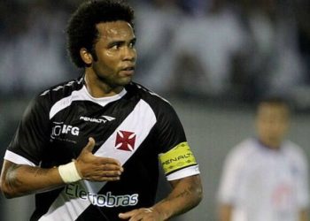 Revelado no Fluminense, Carlos Alberto puxa música do Vasco em seu aniversário