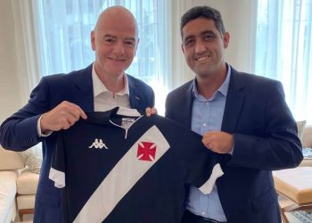 Presidente da Fifa, Gianni Infantino ganha camisa do Vasco e revela ter relação antiga com clube