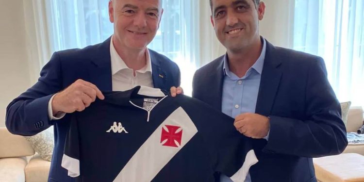 Presidente da Fifa, Gianni Infantino ganha camisa do Vasco e revela ter relação antiga com clube