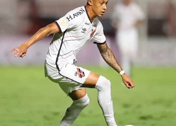 Vasco, Athletico-PR e Fluminense brigam por atacante Vitinho