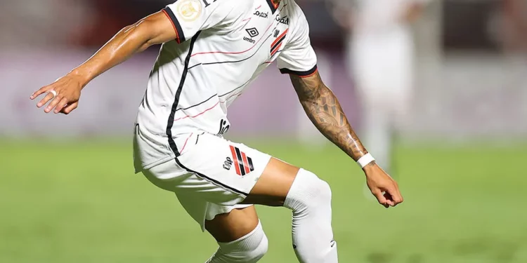 Vasco, Athletico-PR e Fluminense brigam por atacante Vitinho
