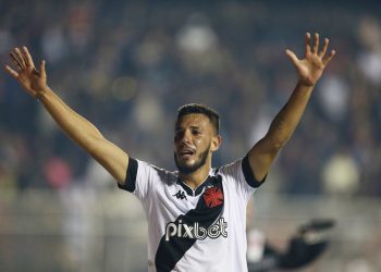 Vasco renova com zagueiro até 2026